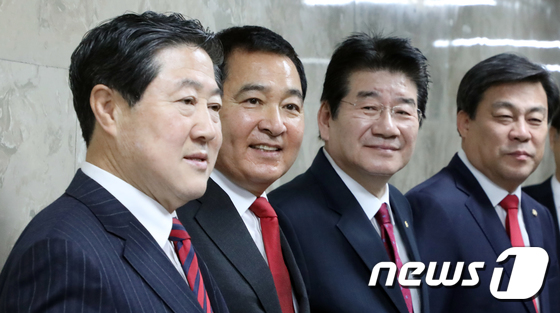 한국당 의총장 앞 원내대표 후보자들
