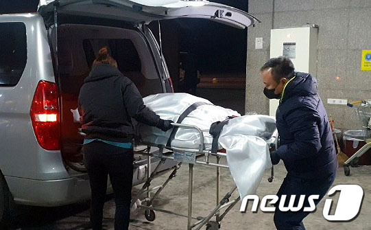 (제주=뉴스1) 오현지 기자 = 제주해경이 지난 8일 오후 제주 차귀도 인근 해상에서 발생한 화재사고로 침몰한 대성호(29톤·통영선적) 선원으로 추정되는 시신 1구를 제주시내 한 …