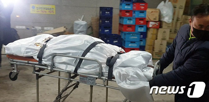 (제주=뉴스1) 오현지 기자 = 제주해경이 지난 8일 오후 제주 차귀도 인근 해상에서 발생한 화재사고로 침몰한 대성호(29톤·통영선적) 선원으로 추정되는 시신 1구를 제주시내 한 …