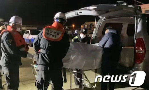 (제주=뉴스1) 오현지 기자 = 제주해경이 지난 8일 오후 제주 차귀도 인근 해상에서 발생한 화재사고로 침몰한 대성호(29톤·통영선적) 선원으로 추정되는 시신 1구를 한림항으로 후 …