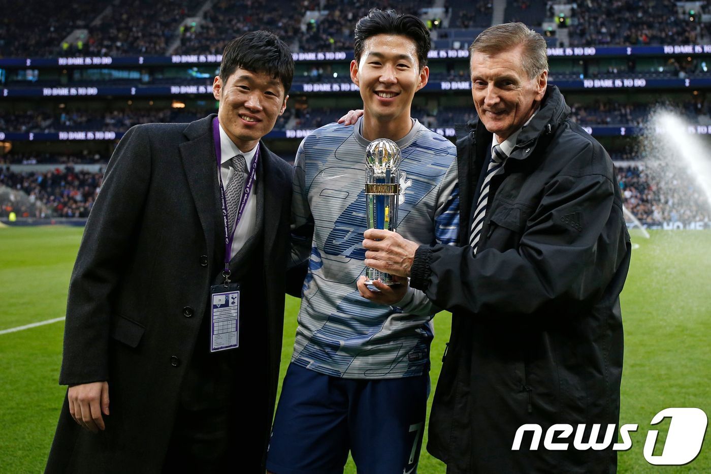 본문 이미지 - 박지성이 현장을 찾은 날 멋진 골을 성공시킨 손흥민.  ⓒ AFP=뉴스1