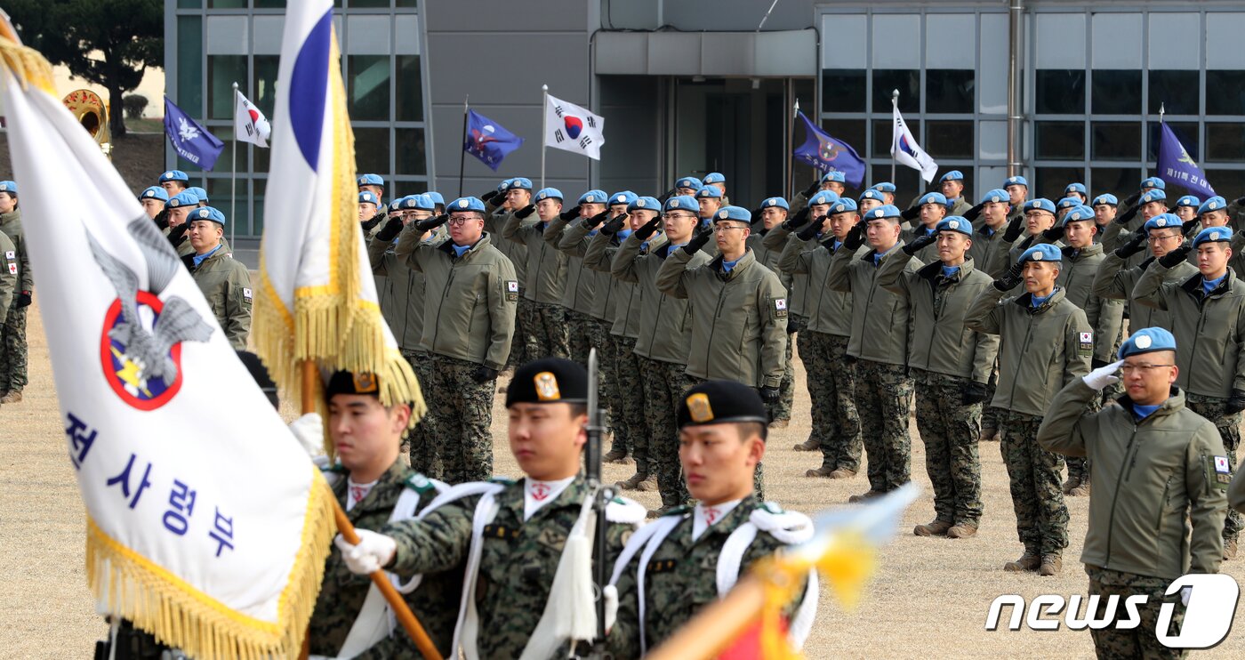 본문 이미지 - 9일 오전 인천시 계양구 육군 국제평화지원단에서 열린 동명부대 23진 환송식에서 부대원들이 경례를 하고 있다.23진은 레바논으로 8개월간 파병돼 유엔 평화유지활동(PKO) 임무를 수행한다. 2019.12.9/뉴스1 ⓒ News1 정진욱 기자