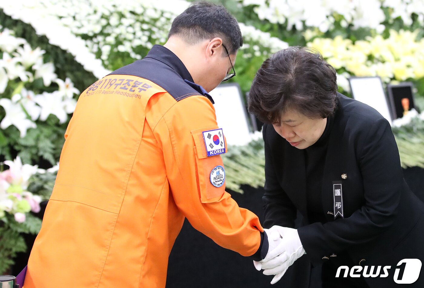 본문 이미지 - 조배숙 민주평화당 원내대표가 9일 오전 대구 달서구 계명대학교 동산병원 백합원에 마련된 소방헬기 추락사고 순직 소방항공대원 5명의 합동분향소를 찾아 조문한 뒤 동료 소방대원을 위로하고 있다. 2019.12.9/뉴스1 ⓒ News1 공정식 기자