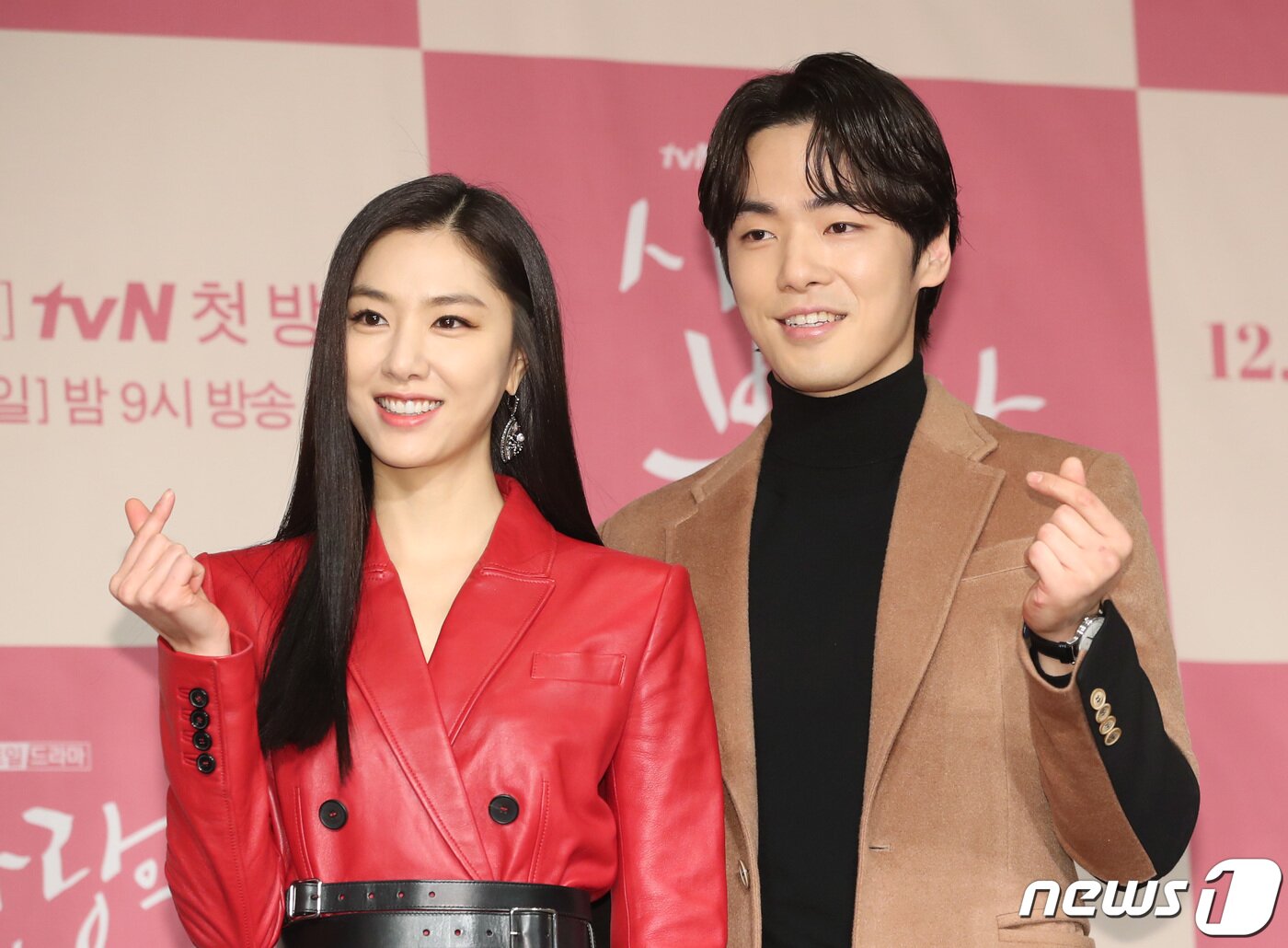 본문 이미지 - 배우 서지혜, 김정현(오른쪽)이 9일 오후 서울 광화문 포시즌스호텔에서 열린 tvN 새 토일드라마 ‘사랑의 불시착’(극본 박지은/ 연출 이정효) 제작발표회에 참석해 포즈를 취하고 있다. ‘사랑의 불시착’은 어느 날 돌풍과 함께 패러글라이딩 사고로 북한에 불시착한 재벌 상속녀 윤세리(손예진 분)와 그녀를 숨기고 지키다 사랑하게 되는 북한 장교 리정혁(현빈 분)의 절대 극비 로맨스를 그렸다. 2019.12.9/뉴스1 ⓒ News1 권현진 기자