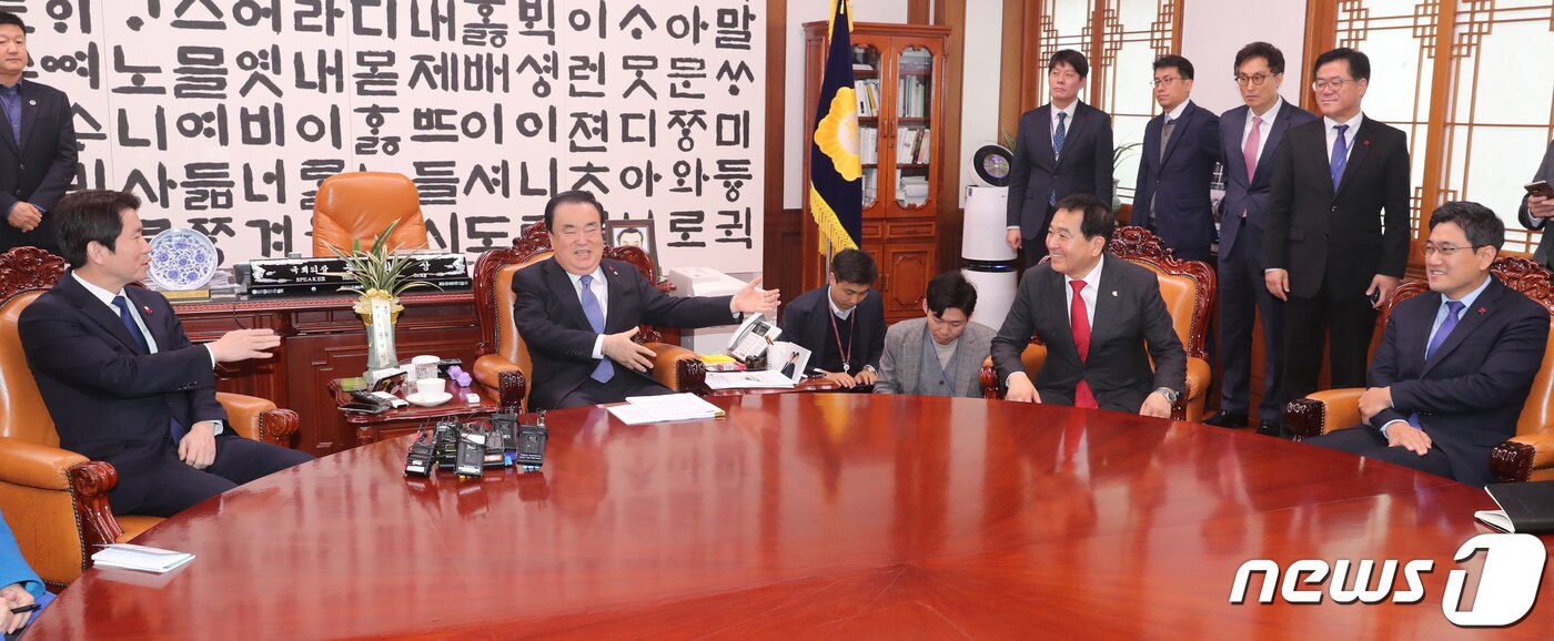 본문 이미지 - 문희상 국회의장과 여야 3당 교섭단체 원내대표들이 9일 오후 서울 여의도 국회에서 회동을 갖고 있다. 왼쪽부터 이인영 더불어민주당 원내대표, 문희상 의장, 심재철 자유한국당, 오신환 바른미래당 원내대표. 2019.12.9/뉴스1 ⓒ News1 이종덕 기자