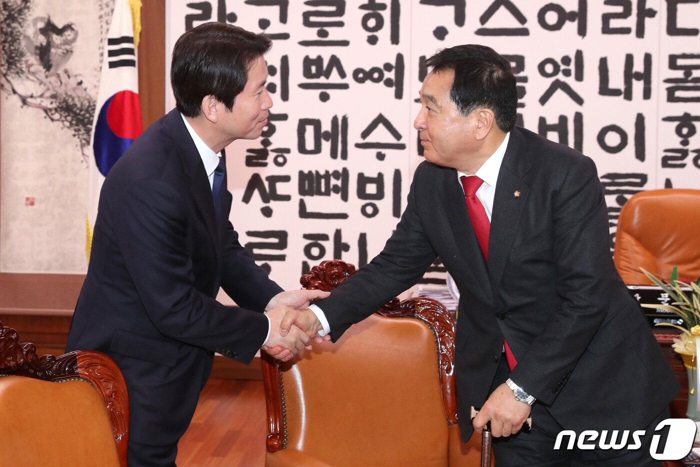 본문 이미지 - 이인영 더불어민주당 원내대표와 심재철 자유한국당 원내대표가 9일 오후 서울 여의도 국회에서 국회의장 주재 여야 3당 교섭단체 원내대표 회동을 갖기 앞서 악수를 하고 있다. 2019.12.9/뉴스1 ⓒ News1 이종덕 기자