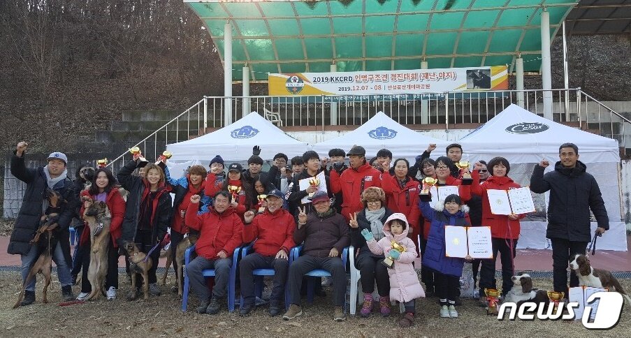 본문 이미지 - 한국인명구조견협회가 지난 7~8일 경기도 안성에서 &#39;2019 인명구조견경진대회&#39;를 개최했다. ⓒ 뉴스1