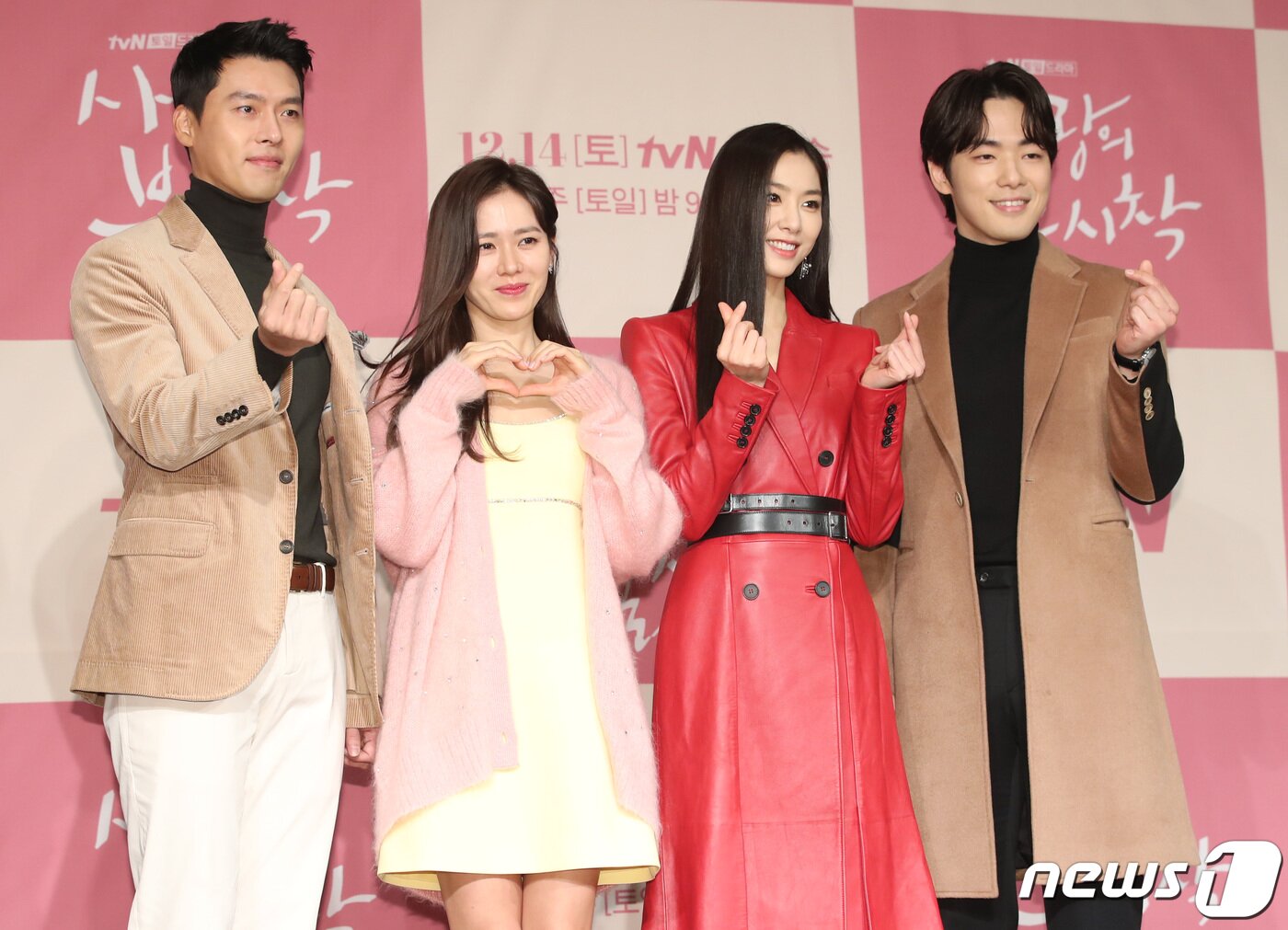 본문 이미지 - 배우 현빈(왼쪽부터), 손예진, 서지혜, 김정현이 9일 오후 서울 광화문 포시즌스호텔에서 열린 tvN 새 토일드라마 ‘사랑의 불시착’(극본 박지은/ 연출 이정효) 제작발표회에 참석해 포즈를 취하고 있다. ‘사랑의 불시착’은 어느 날 돌풍과 함께 패러글라이딩 사고로 북한에 불시착한 재벌 상속녀 윤세리(손예진 분)와 그녀를 숨기고 지키다 사랑하게 되는 북한 장교 리정혁(현빈 분)의 절대 극비 로맨스를 그렸다. 2019.12.9/뉴스1 ⓒ News1 권현진 기자