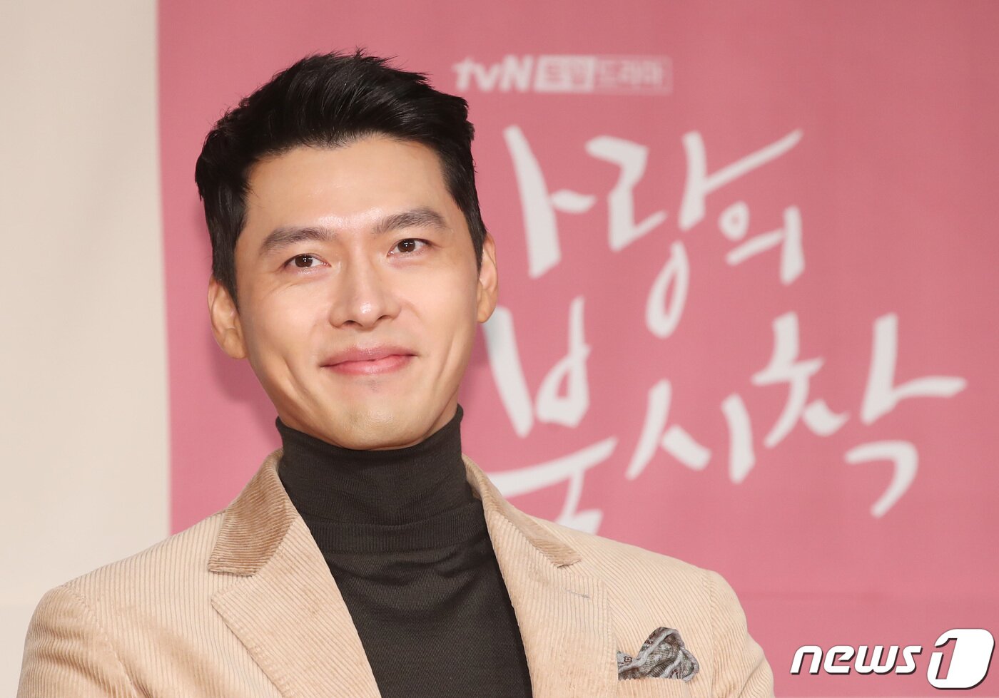 본문 이미지 - 배우 현빈이 9일 오후 서울 광화문 포시즌스호텔에서 열린 tvN 새 토일드라마 ‘사랑의 불시착’(극본 박지은/ 연출 이정효) 제작발표회에 참석해 포즈를 취하고 있다. ‘사랑의 불시착’은 어느 날 돌풍과 함께 패러글라이딩 사고로 북한에 불시착한 재벌 상속녀 윤세리(손예진 분)와 그녀를 숨기고 지키다 사랑하게 되는 북한 장교 리정혁(현빈 분)의 절대 극비 로맨스를 그렸다. 2019.12.9/뉴스1 ⓒ News1 권현진 기자