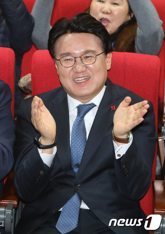 박수치는 황운하 대전지방경찰청장