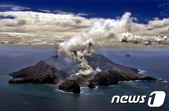 뉴질랜드 북섬 동해안에 있는 화이트섬에서 화산이 폭발해 최소 5명이 숨졌다. © AFP=뉴스1