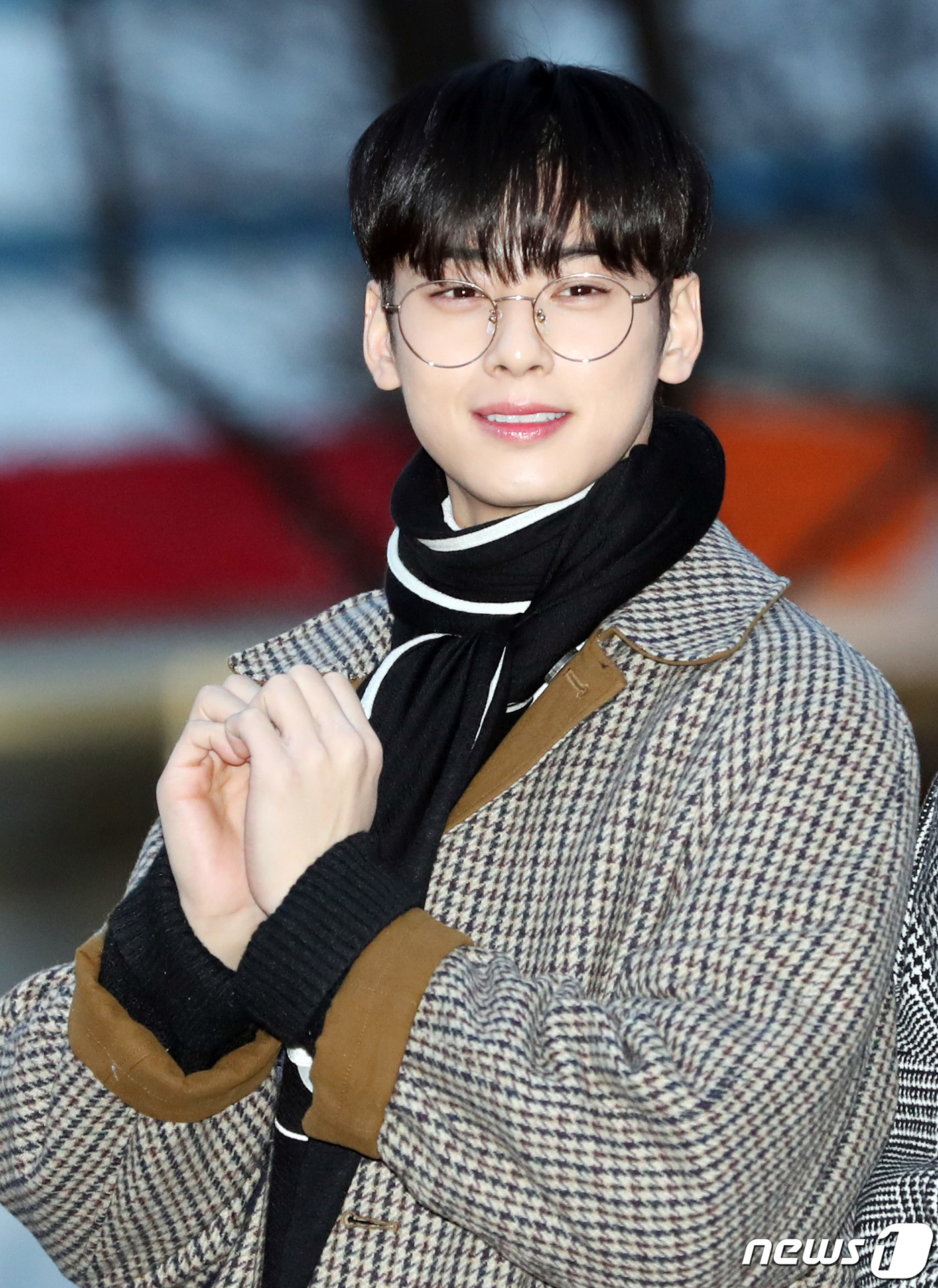 (서울=뉴스1) 권현진 기자 = 아스트로 차은우가 1일 오전 서울 여의도 KBS 신관 공개홀에서 열린 KBS2 '뮤직뱅크'(뮤뱅) 리허설에 참석해 하트를 그리고 있다. 2019.2 …