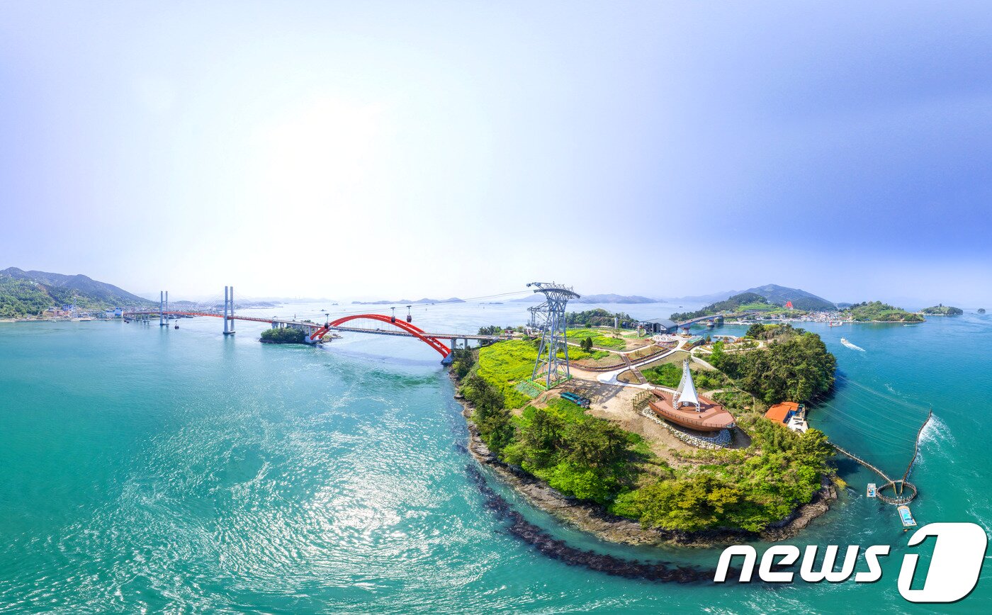본문 이미지 - 경상남도가 설 연휴를 맞아 가족과 함께 즐길만한 주요 관광명소 26곳을 소개했다. 사진은 사천바다케이블카.(경남도 제공)2019.2.1.ⓒ 뉴스1