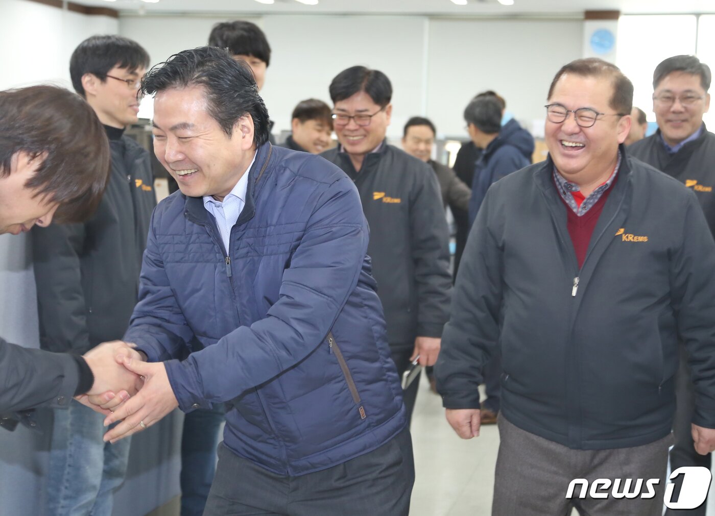 본문 이미지 - 지난달 1일 경북 구미시를 방문한 홍종학 중소벤처기업부 장관이 중소벤처기업 현장 간담회가 열린 케이알이엠에스 3공장에서 직원들과 악수를 나누고 있다. 홍 장관은 수도권과 지역을 같은 잣대로 봐서는 안된다는 인식을 정부에서 하고 있다"고 말했다. 2019.2.1/뉴스1 ⓒ News1 정우용 기자
