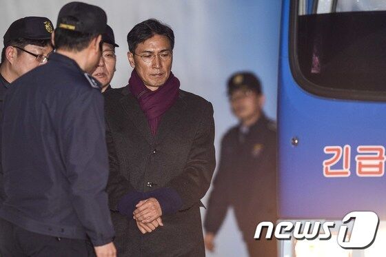 비서 성폭력 혐의 관련 항소심에서 징역 3년 6개월 실형을 선고받고 법정구속된 안희정 전 충남지사가 1일 오후 서울 서초동 서울고법에서 구치소행 호송차를 타고 있다. 2019.2.1/뉴스1 © News1 황기선 기자