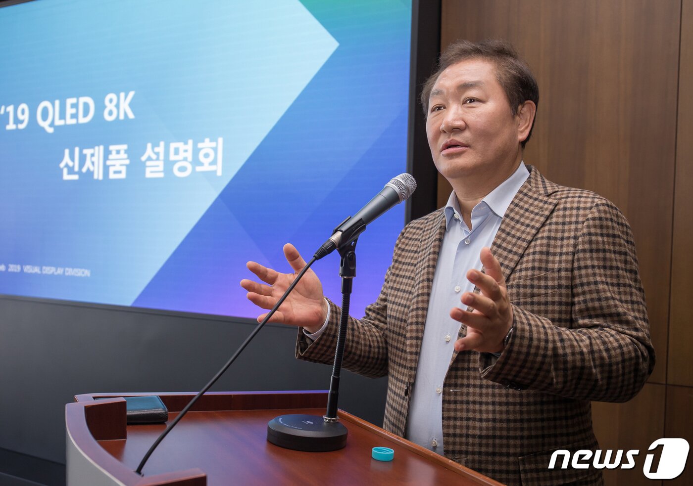 본문 이미지 - 한종희 삼성전자 영상디스플레이사업부장 사장이 '2019년형 QLED 8K' 시장 전략과 신제품을 소개하고 있다. (삼성전자 제공)/뉴스1