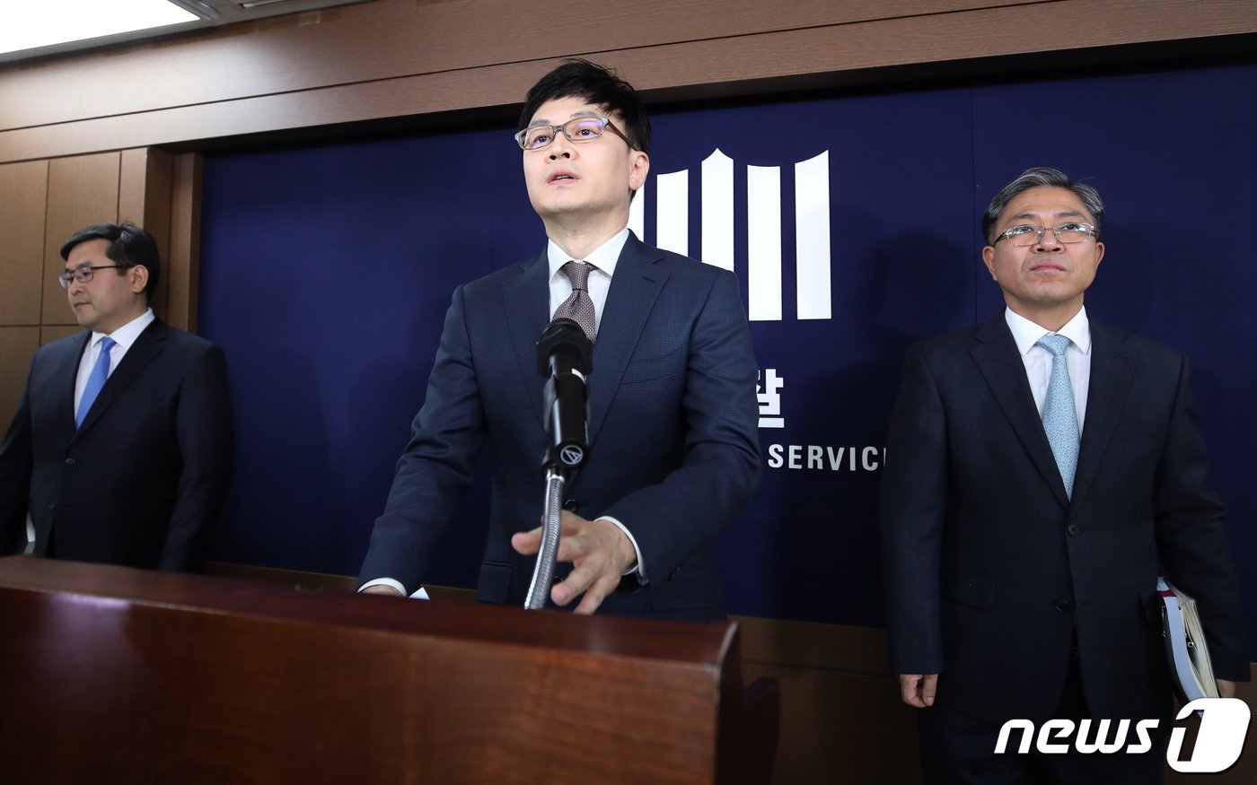 본문 이미지 - 11일 오후 서울 서초구 서울중앙지검에서 한동훈 3차장 검사가 사법행정권 남용 의혹으로 구속기소된 양승태 전 대법원장 중간 수사결과를 발표하고 있다. 2019.2.11/뉴스1 ⓒ News1 구윤성 기자