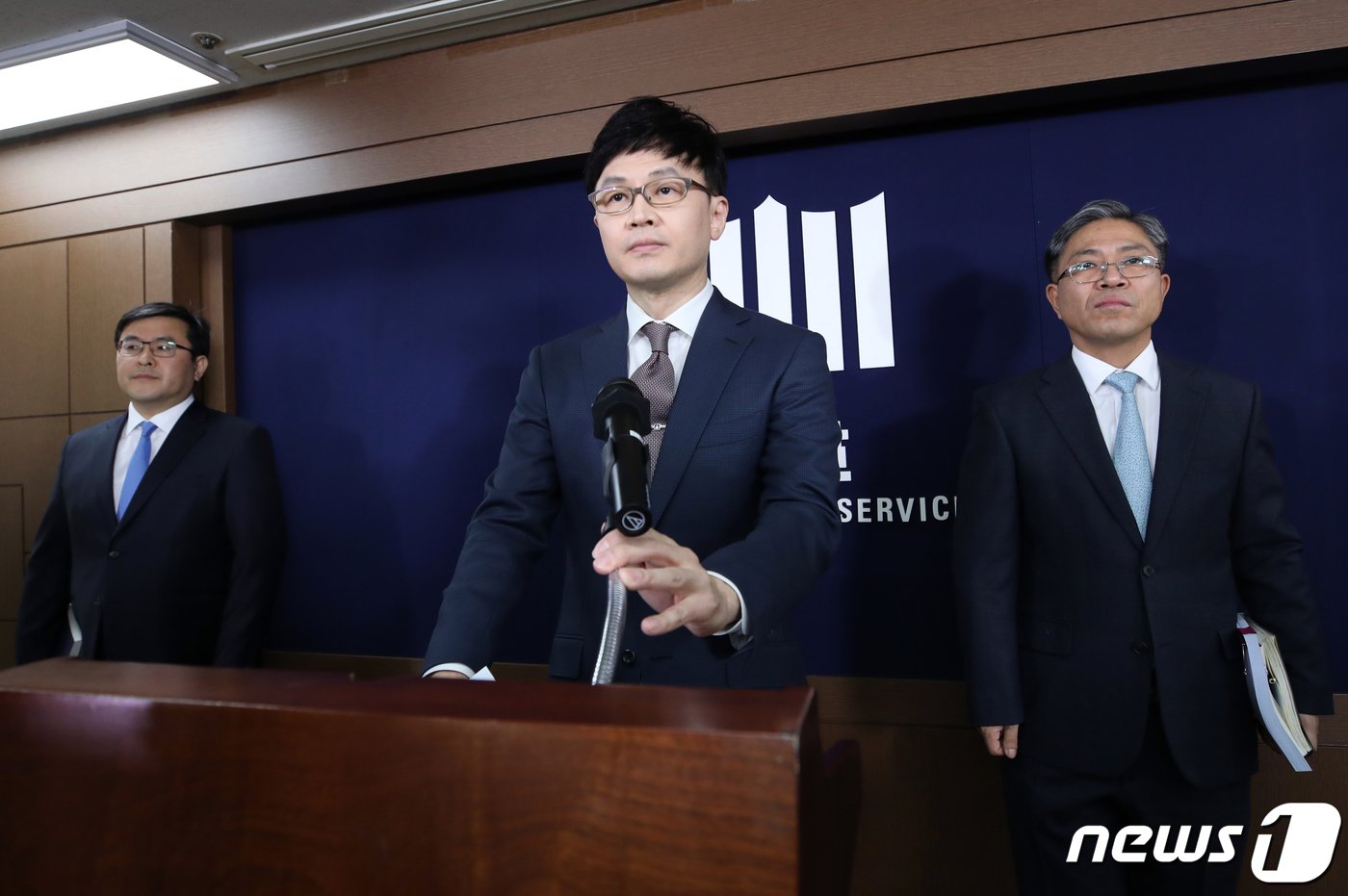본문 이미지 - 11일 오후 서울 서초구 서울중앙지검에서 한동훈 3차장 검사가 사법행정권 남용 의혹으로 구속기소한 양승태 전 대법원장 중간 수사결과를 발표하고 있다. 2019.2.11/뉴스1 ⓒ News1 구윤성 기자