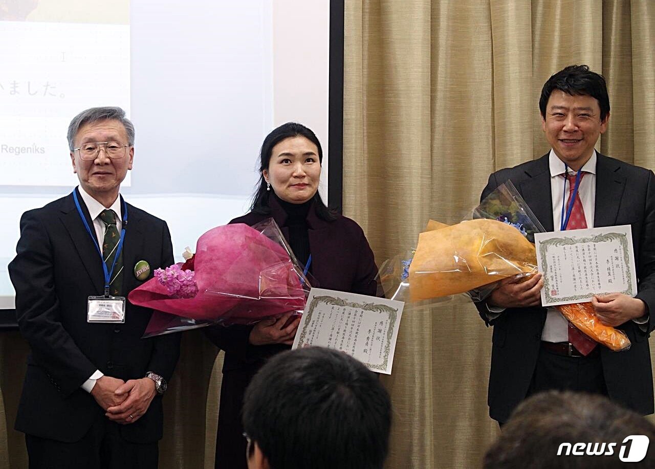 본문 이미지 - 이정익 리제닉스 대표와 이수정 연구소장은 지난 3일 이나바 토시오 이사장으로부터 감사장을 받았다. 왼쪽부터 이나바 토시오 이사장, 이수정 연구소장, 이정익 대표. ⓒ 뉴스1