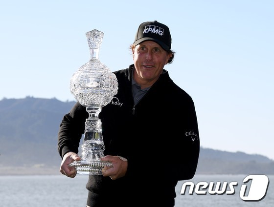 필 미켈슨이 PGA투어 AT&T 페블비치 프로암에서 통산 5번째 우승을 차지했다. © AFP=뉴스1