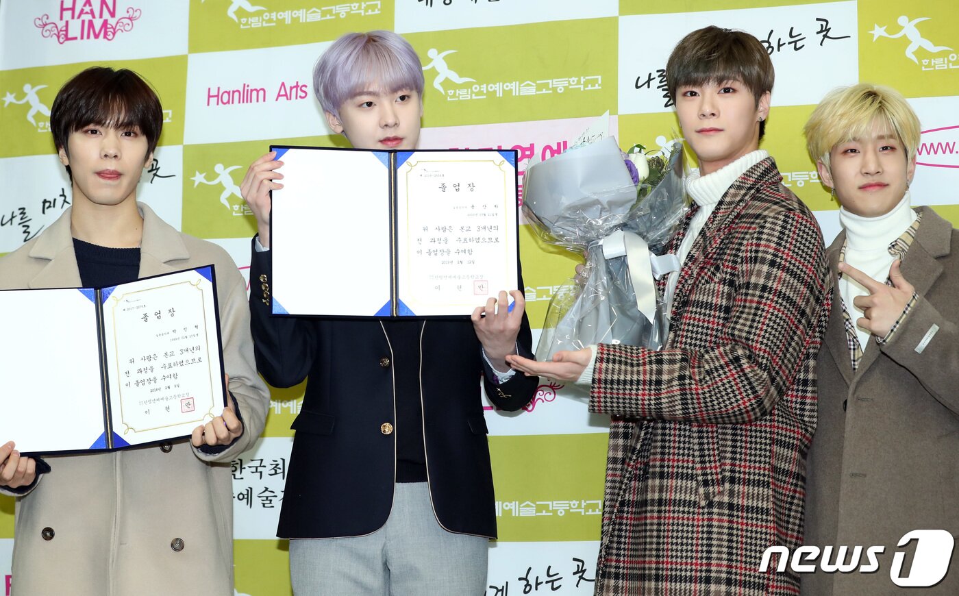 본문 이미지 - 아스트로 라키, 문빈, 진진이 12일 오전 서울 송파구 한림예술고등학교에서 열린 졸업식에 참석해 막내 산하(왼쪽 두번째) 졸업을 축하하고 있다. 2019.2.12/뉴스1 ⓒ News1 권현진 기자