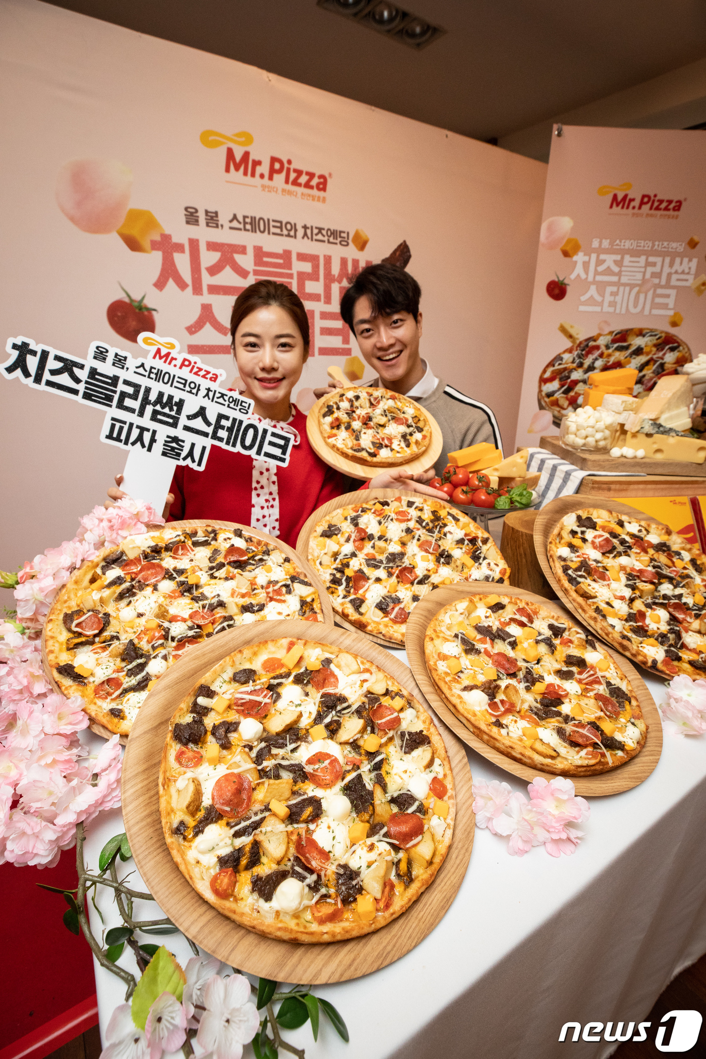 (서울=뉴스1) 유승관 기자 = 미스터피자가 12일 서울 중구 청계광장점에서 올해 첫 신 메뉴 '치즈블라썸스테이크' 피자를 선보이고 있다.'치즈블라썸스테이크' 피자는 와인 숙성한 …