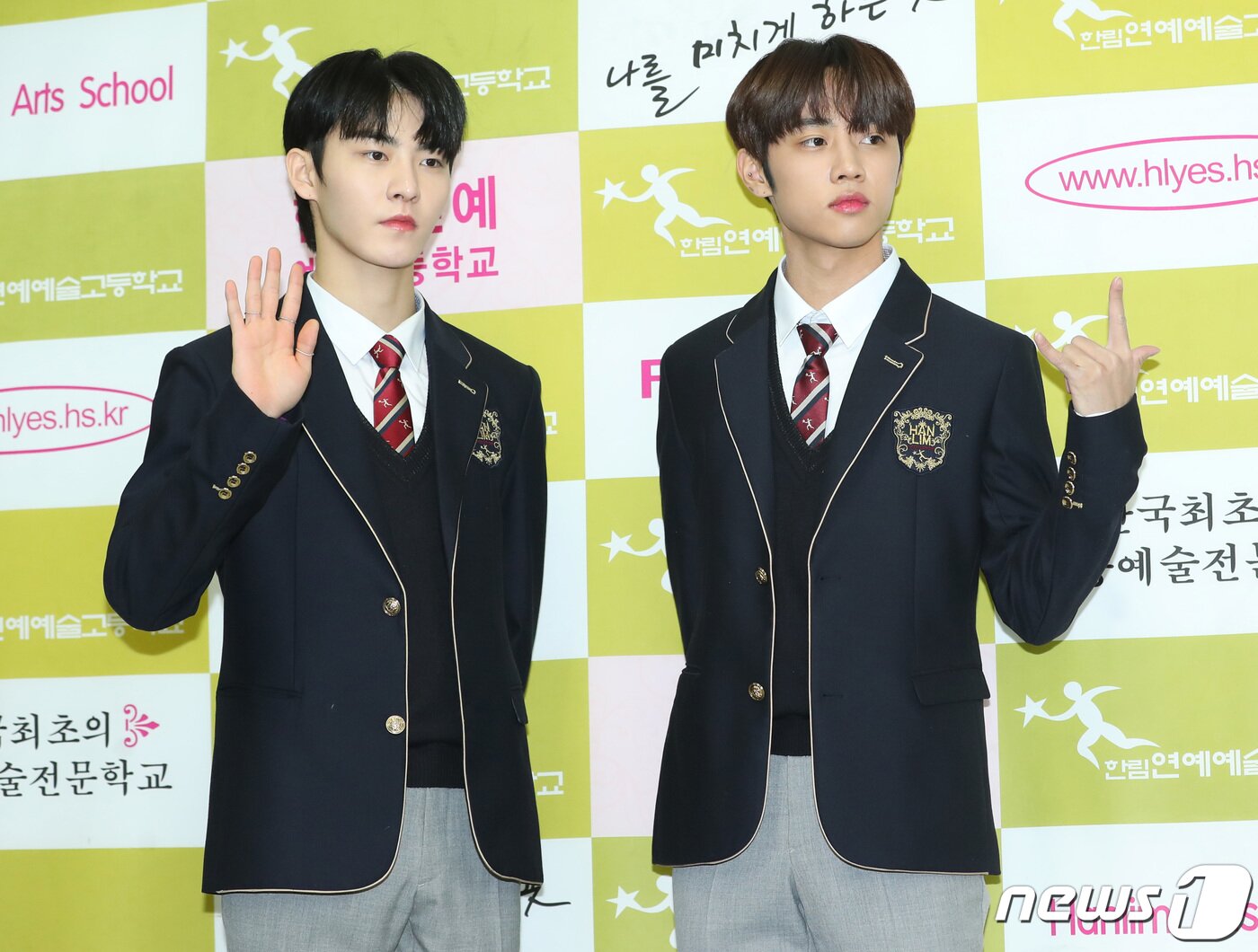 본문 이미지 - 더보이즈 활, 선우(오른쪽)가 12일 오전 서울 송파구 한림예술고등학교에서 열린 졸업식에 참석해 포즈를 취하고 있다. 2019.2.12/뉴스1 ⓒ News1 권현진 기자