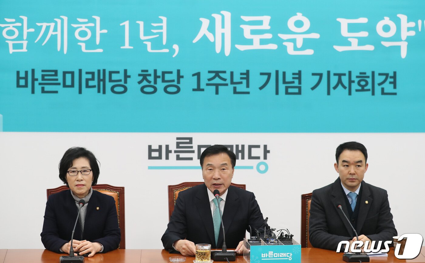 본문 이미지 - 손학규 바른미래당 대표가 12일 오전 서울 여의도 국회에서 열린 창당 1주년 기념 기자회견에서 모두발언을 하고 있다. 2019.2.12/뉴스1 ⓒ News1 임세영 기자
