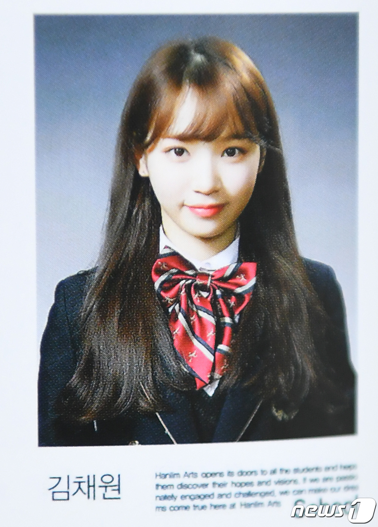 (서울=뉴스1) 권현진 기자 = 걸그룹 '아이즈원'의 김채원이 12일 오전 서울 송파구 장지동 한림연예예술고등학교에서 열린 졸업식에 참석해 졸업 앨범을 공개했다. 2019.2.12 …