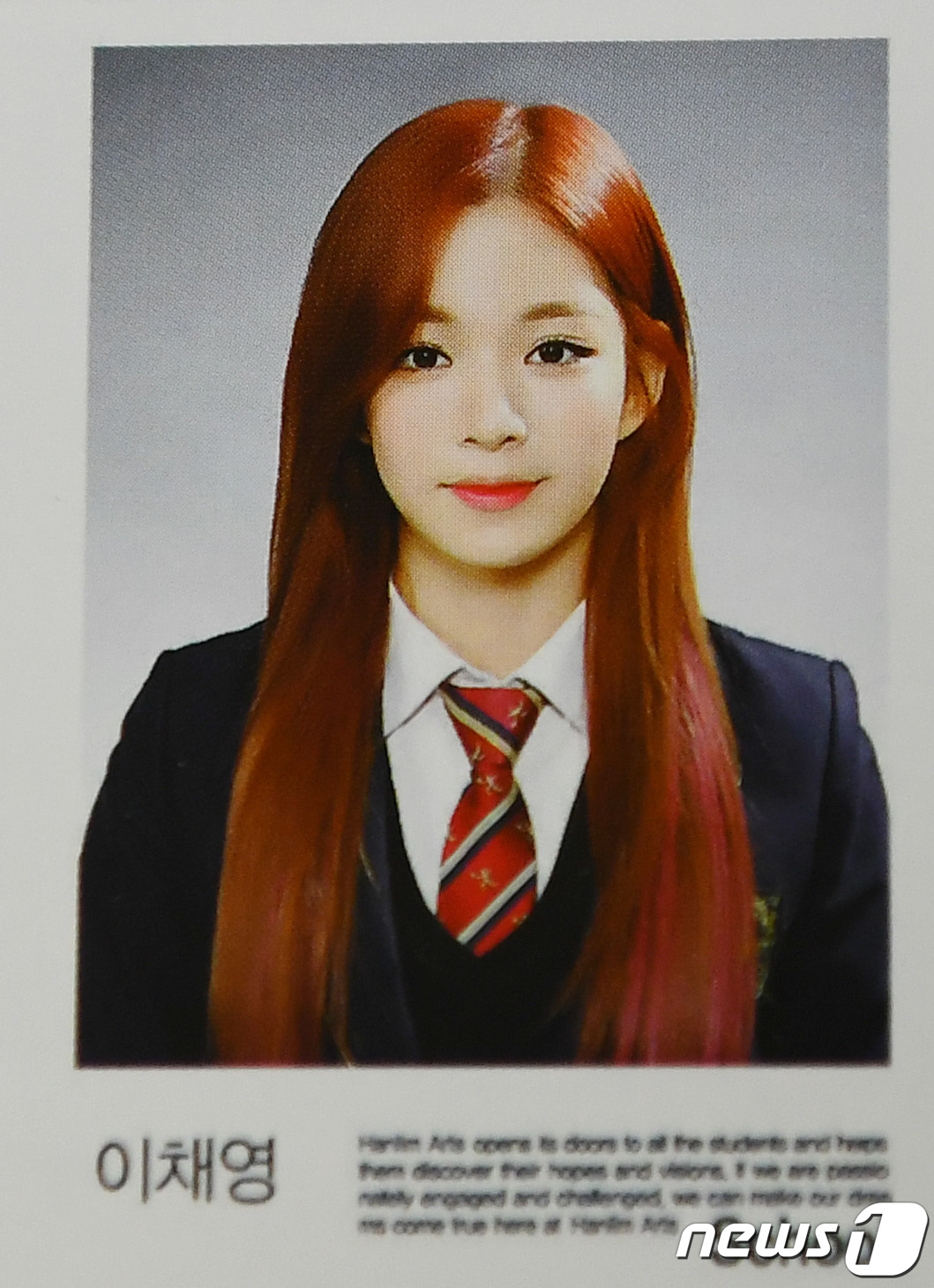 (서울=뉴스1) 권현진 기자 = 프로미스나인 이채영이 12일 오전 서울 송파구 장지동 한림연예예술고등학교에서 열린 졸업식에 참석해 졸업 앨범을 공개했다. 2019.2.12/뉴스1