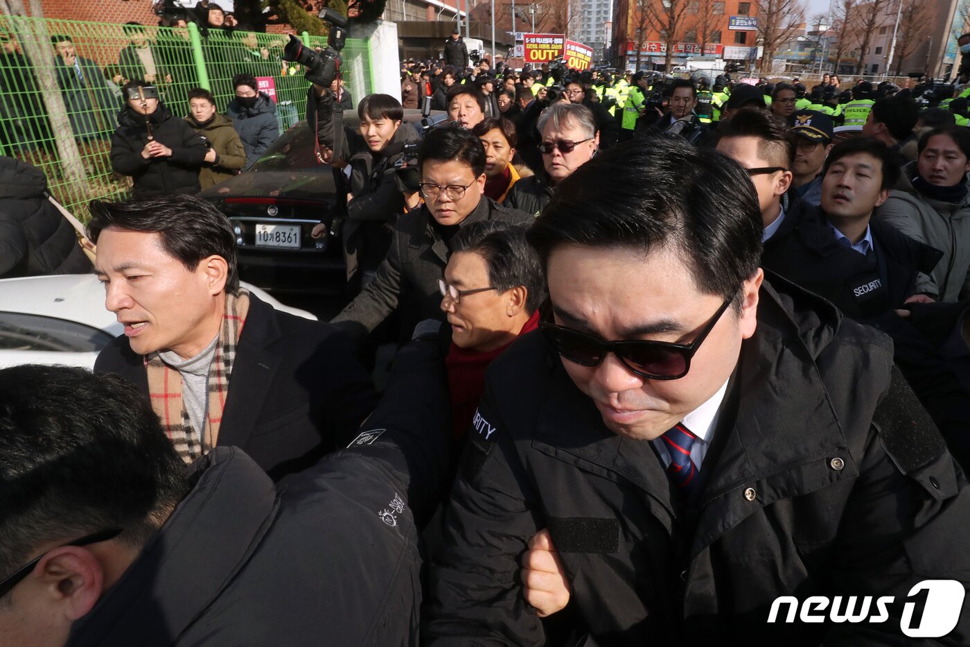 본문 이미지 - 자유한국당 당권 도전에 나선 김진태 의원이 12일 오전 광주 북구 자유한국당 광주시당에서 당원 간담회를 마친 뒤 삼엄한 경비 사이로 돌아가고 있다. 2019.2.12/뉴스1 ⓒ News1 황희규 기자