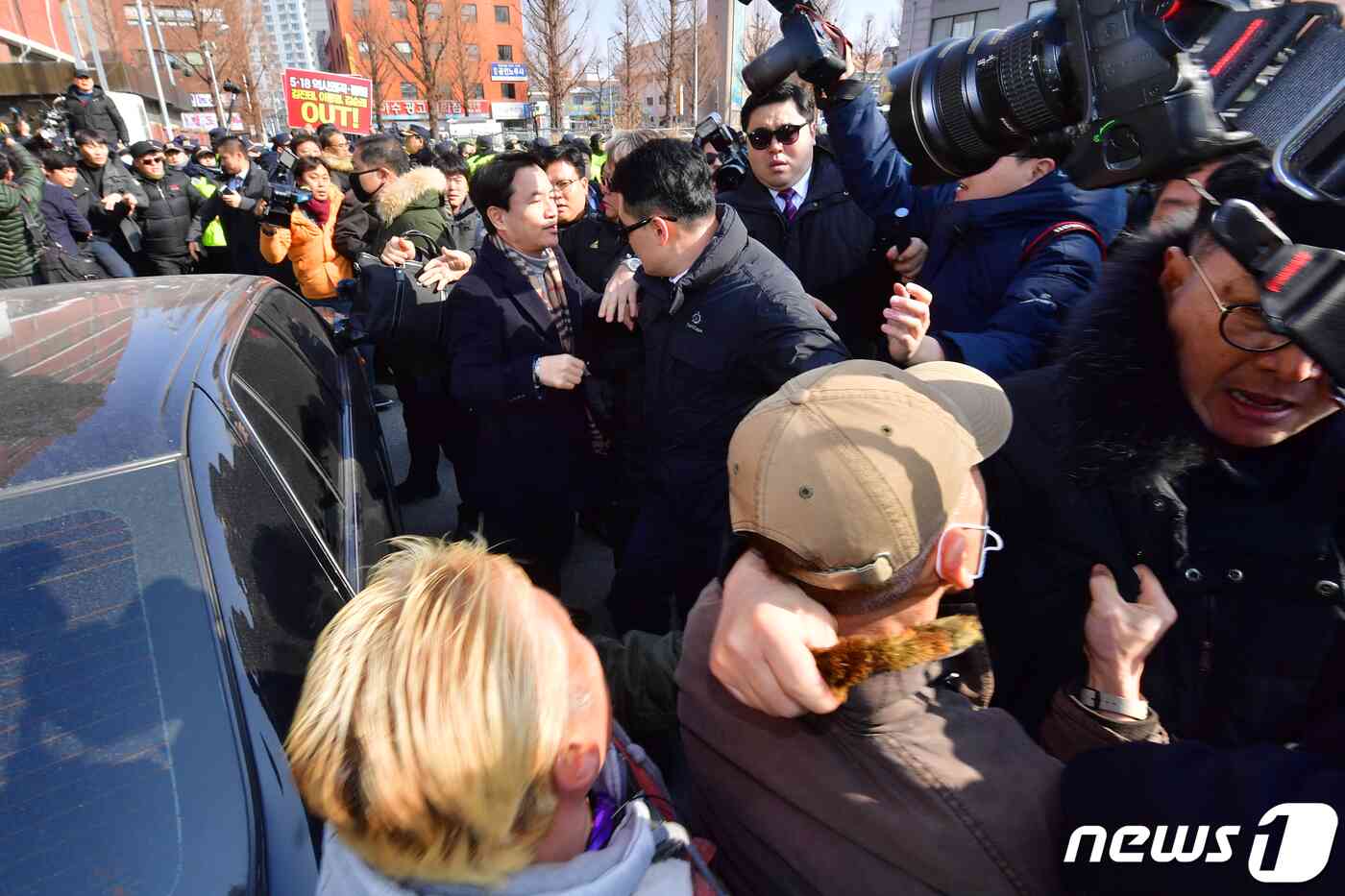 자유한국당 당권 도전에 나선 자유한국당 김진태 의원이 12일 오전 광주 북구 자유한국당 광주시당에서 당원 간담회를 마친 뒤 차량으로 향하다 시민단체 회원에게 항의를 받고 있다. 김 의원은 지난 8일 '5·18 망언'이 쏟아진 국회 공청회를 공동 주최했다. 2019.2.12/뉴스1 © News1 황희규 기자