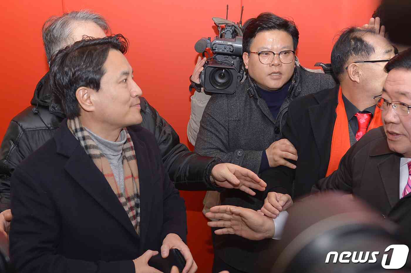 '5·18 망언' 논란을 일으킨 자유한국당 김진태 의원이 12일 오전 광주시 북구 자유한국당 광주시당·전남도당에서 쓰레기 투척 시도가 있었던 방향을 바라보고 있다. 2019.2.12/뉴스1 © News1 한산 기자