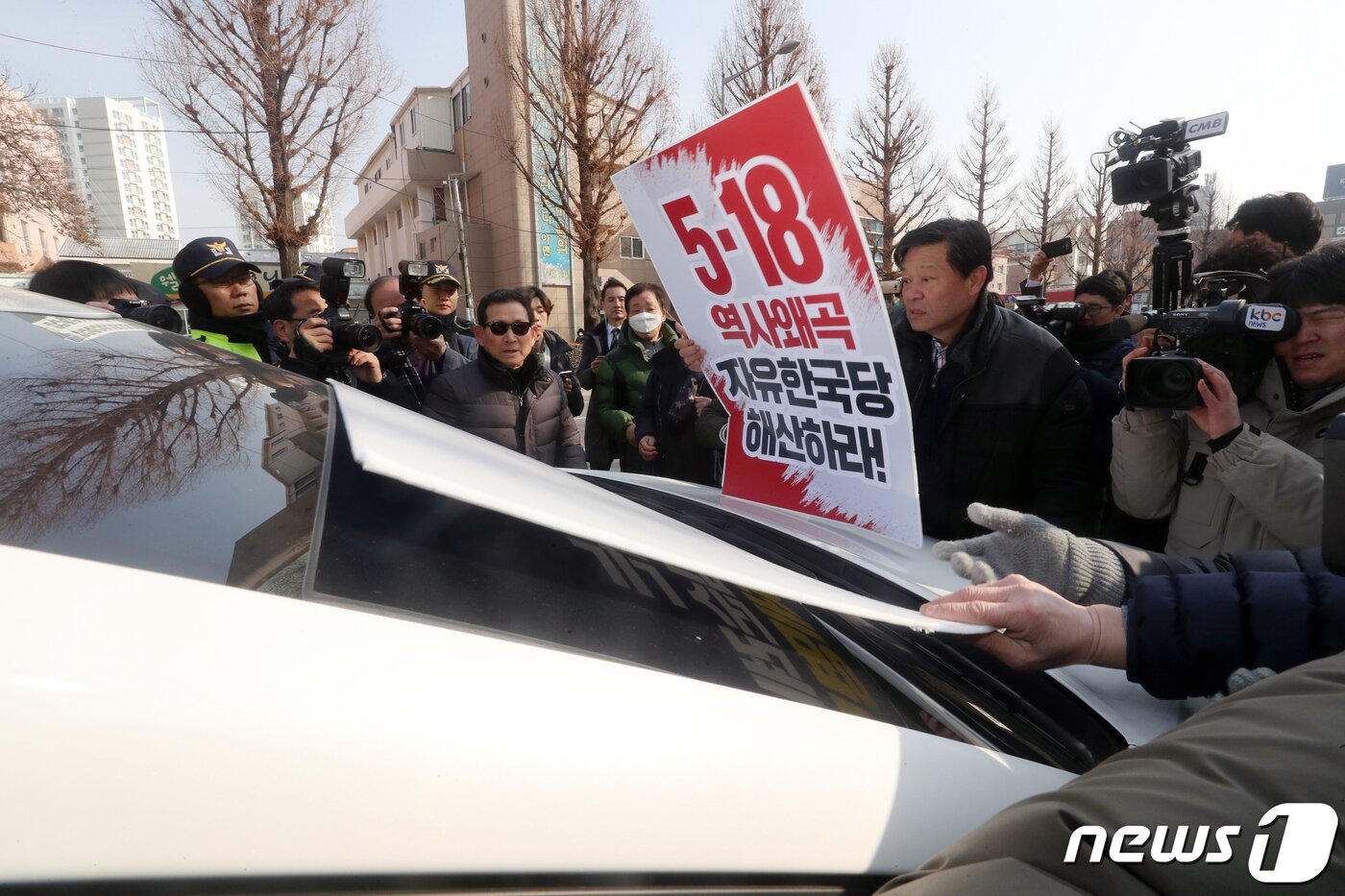 본문 이미지 - 12일 오전 광주 북구 자유한국당 광주시당에서 열린 당원 간담회에 김진태 의원의 참석 소식을 접한 광주 시민단체 회원들이 김 의원이 탄 것으로 보이는 한 차량 앞에서 피켓을 들고 항의를 하고 있다. 김 의원은 지난 8일 &#39;5·18 망언&#39;이 쏟아진 국회 공청회를 공동 주최했으며, 이날 간담회를 마친 뒤 차량으로 복귀하는 과정에서 광주 시민의 거센 항의를 받기도 했다. 2019.2.12/뉴스1 ⓒ News1 황희규 기자
