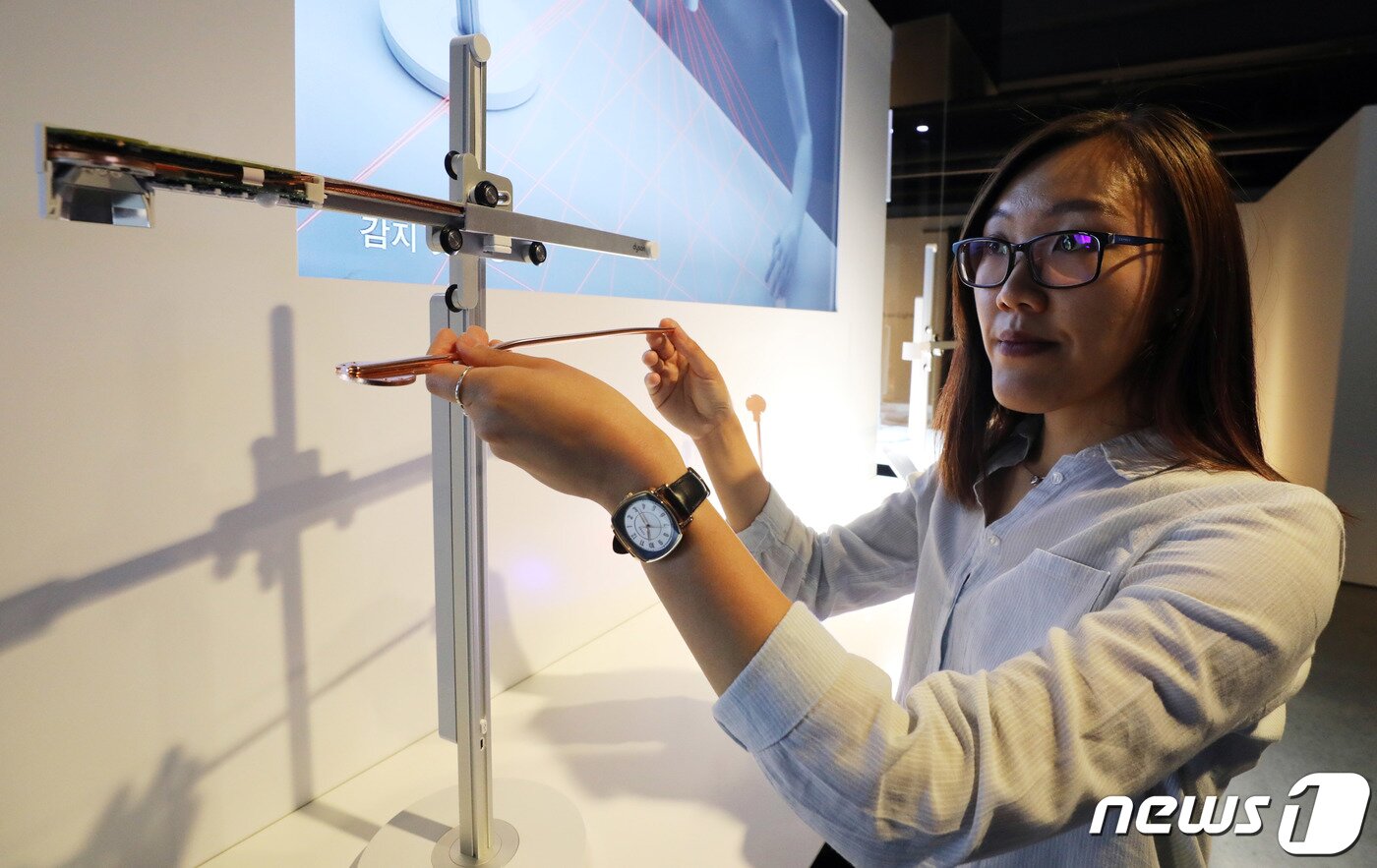 본문 이미지 - 12일 오전 서울 강남구 서울옥션에서 열린 '다이슨 라이트사이클 테스크 조명(Dyson Lightcycle Task Light)' 기자 간담회에서 엔지니어가 제품에 대한 기술 설명을 하고 있다. 2019.2.12/뉴스1 ⓒ News1 이재명 기자