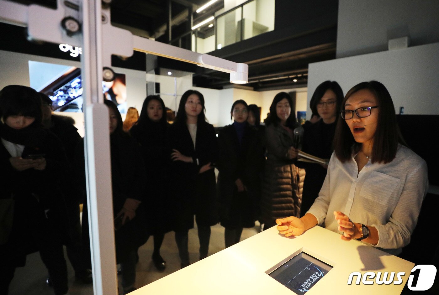 본문 이미지 - 12일 오전 서울 강남구 서울옥션에서 열린 '다이슨 라이트사이클 테스크 조명(Dyson Lightcycle Task Light)' 기자 간담회에서 엔지니어가 제품에 대한 기술 설명을 하고 있다. 2019.2.12/뉴스1 ⓒ News1 이재명 기자