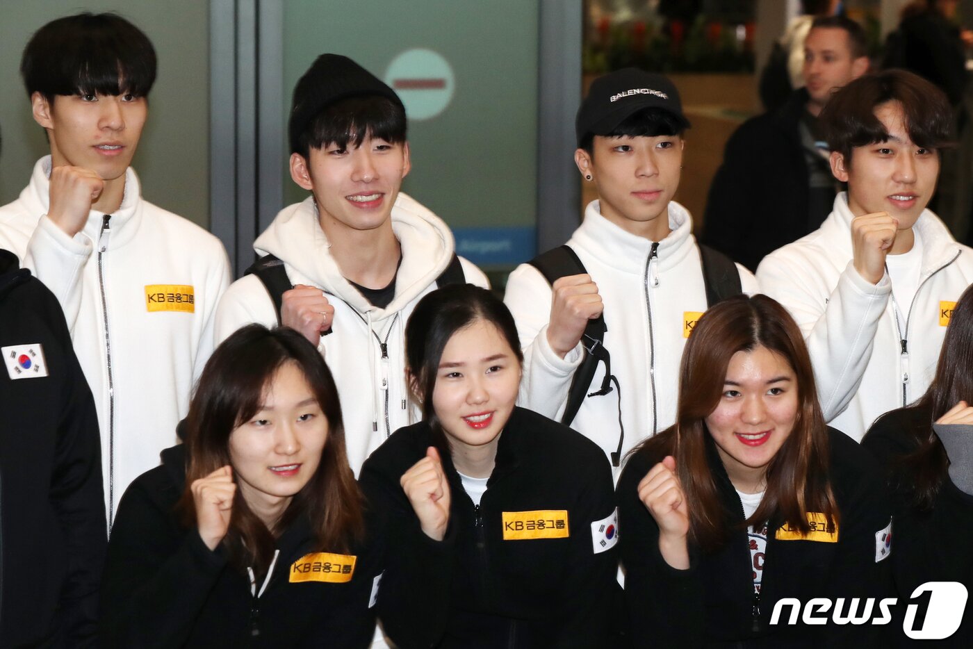 본문 이미지 - 한국 쇼트트랙 대표팀에서 함께 뛰었던 김건우(뒷줄 우측 두번째)와  린샤오쥔(우측 세번째). 2019.2.12/뉴스1 ⓒ News1 민경석 기자
