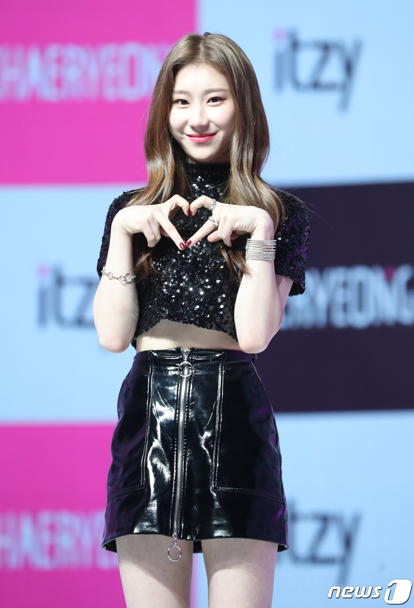 (서울=뉴스1) 권현진 기자 = 걸그룹 있지(ITZY) 채령이 12일 오후 서울 용산구 한남동 블루스퀘어에서 열린 디지털 싱글 ‘IT’z Different’ 쇼케이스에 참석해 포즈 …