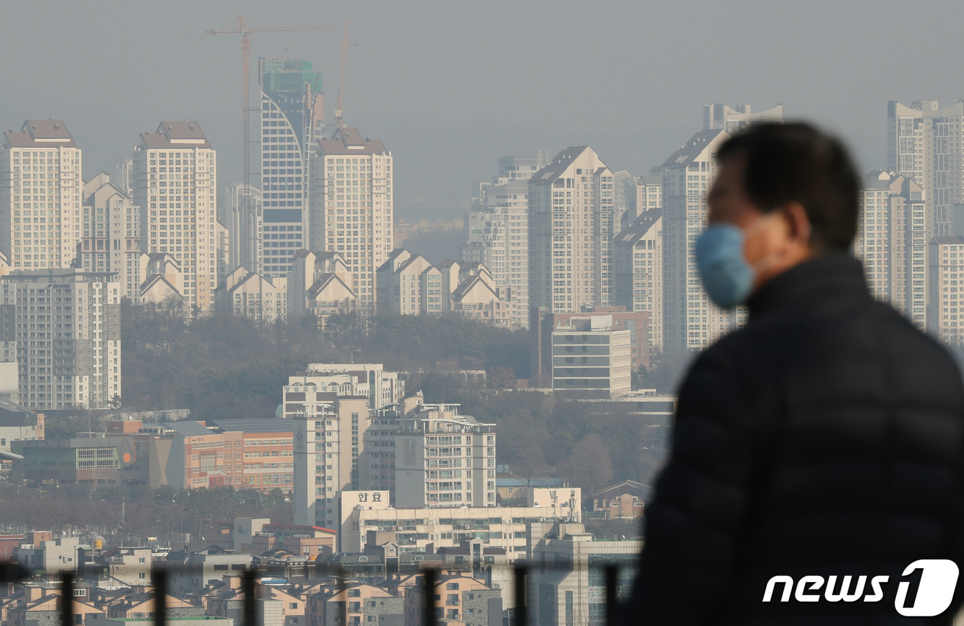 (수원=뉴스1) 조태형 기자 = 수도권 지역 초미세먼지 농도가 '나쁨' 수준을 보인 12일 오후 경기도 수원시 서장대에서 바라본 수원 도심이 초미세먼지로 뿌옇게 보이고 있다. 20 …