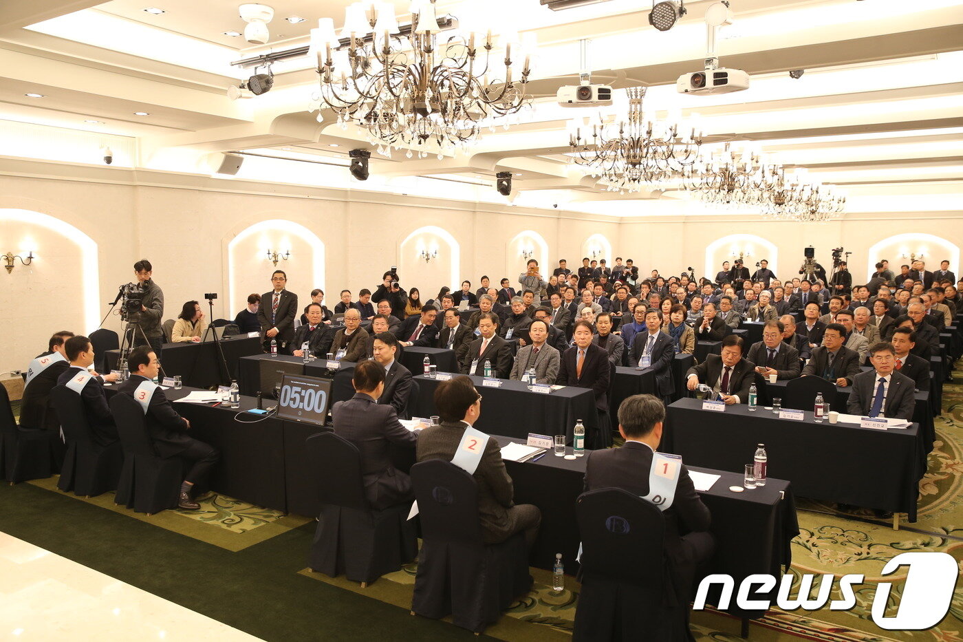 본문 이미지 - 제26대 중소기업중앙회장 선거에 출마한 후보 5인이 12일 대구 인터불고 호텔에서 열린 제1회 후보자 공개토론회에서 토론을 하고 있다.2019.2.12/뉴스1(중소기업중앙회 제공)ⓒ 뉴스1