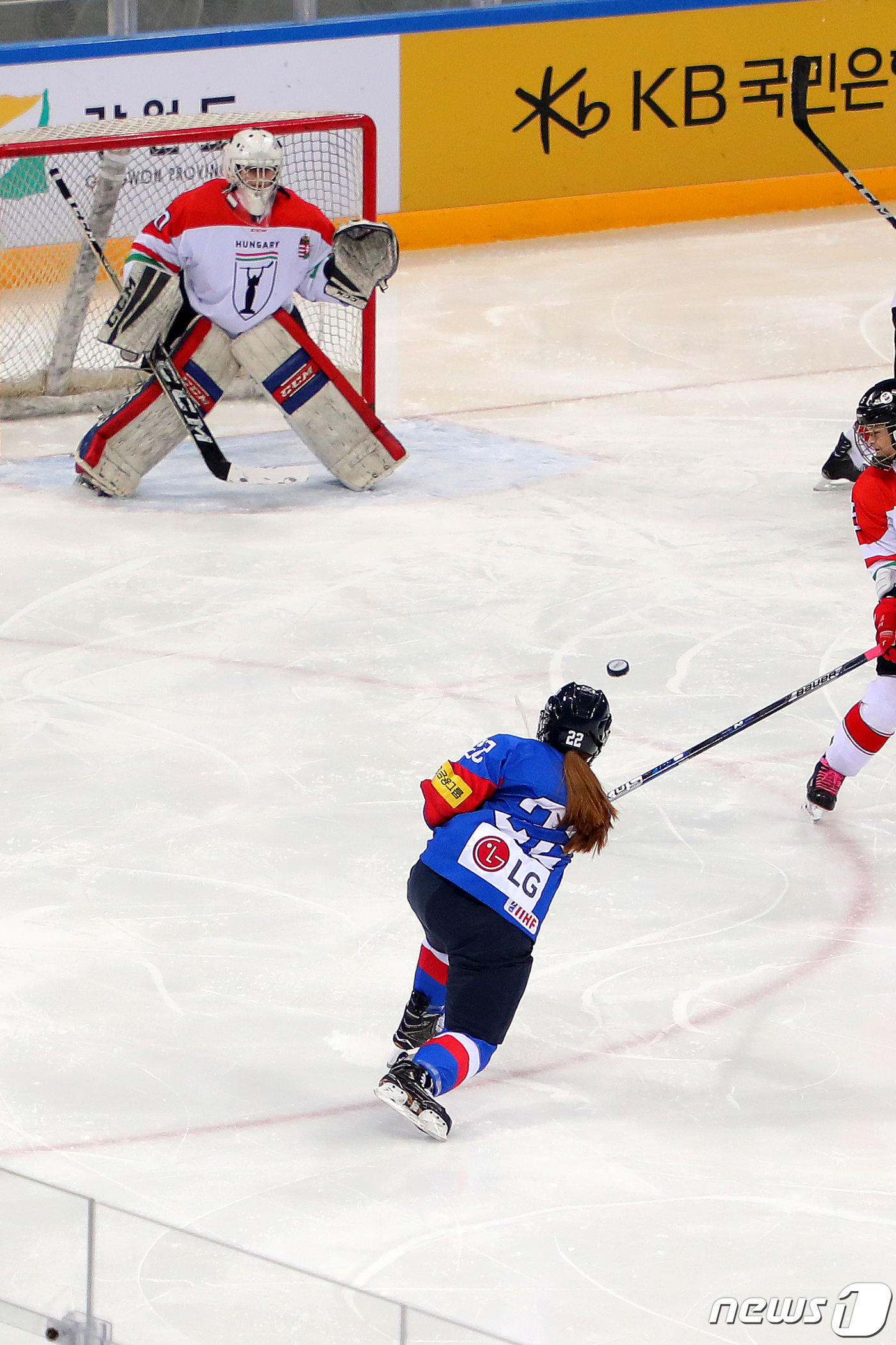 (강릉=뉴스1) 서근영 기자 = 12일 강원도 강릉시 강릉하키센터에서 열린 ‘레거시컵 2019 W 네이션스 챌린지’ 대회 대한민국과 헝가리와의 경기에서 한국의 정시윤이 슈팅하고 있 …