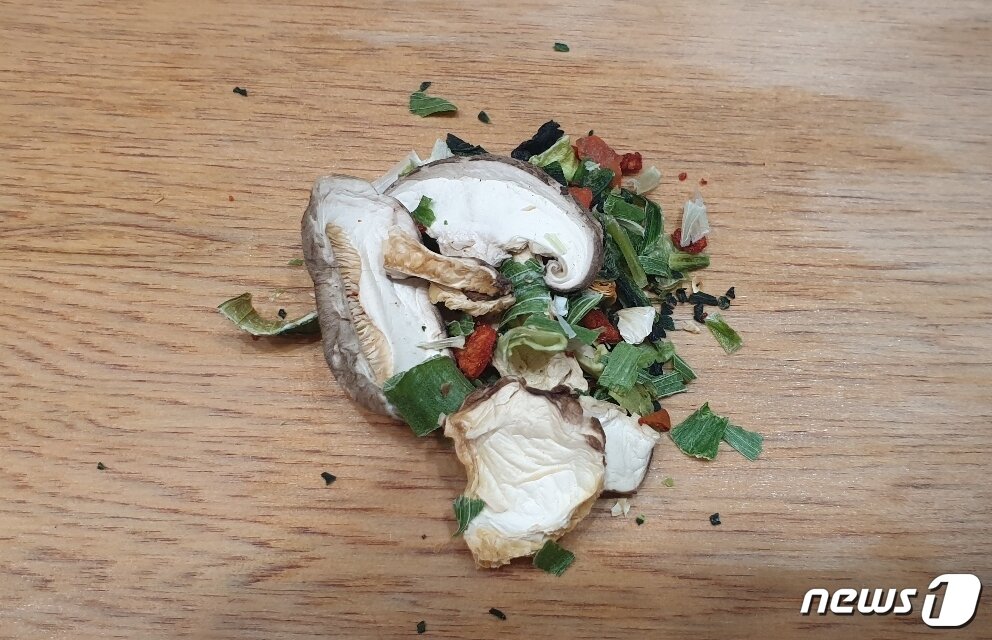 본문 이미지 - 후레이크 스프 내용물ⓒ 뉴스1