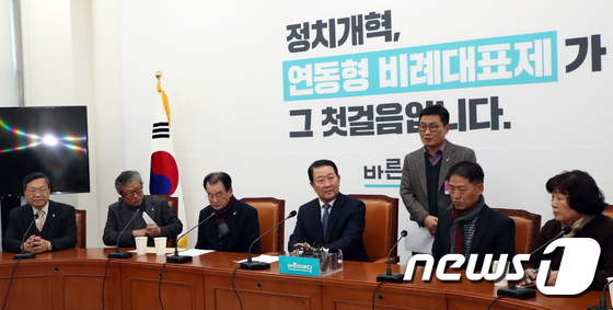 5.18단체 대표자 발언듣는 박주선 의원