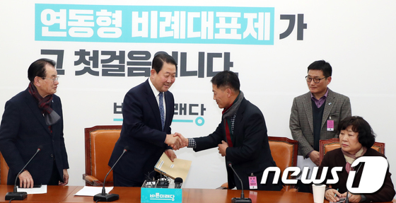 5.18 왜곡 관련 법 제정 촉구 서한 받는 박주선 의원