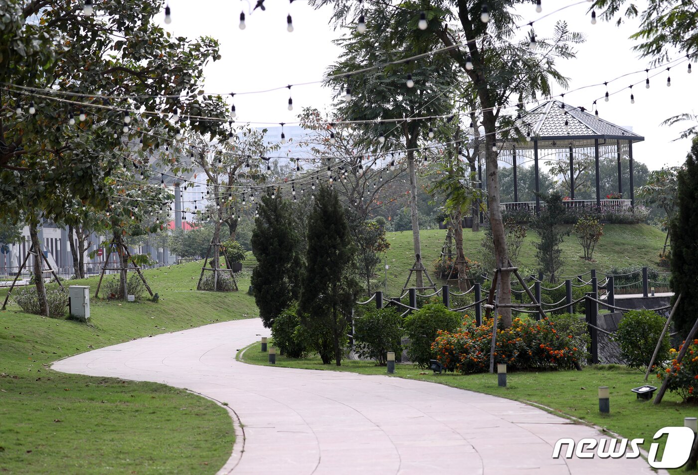 본문 이미지 - 제2차 북미정상회담이 약 2주 앞으로 다가온 14일 베트남 하노이에 위치한 JW 메리어트(Marriott) 호텔. 이 호텔은 도널드 트럼프 미국 대통령의 숙소로 유력하게 거론되고 있다. 북미정상회담은 오는 27~28일 하노이에서 열릴 예정이다. 2019.2.14/뉴스1 ⓒ News1 안은나 기자