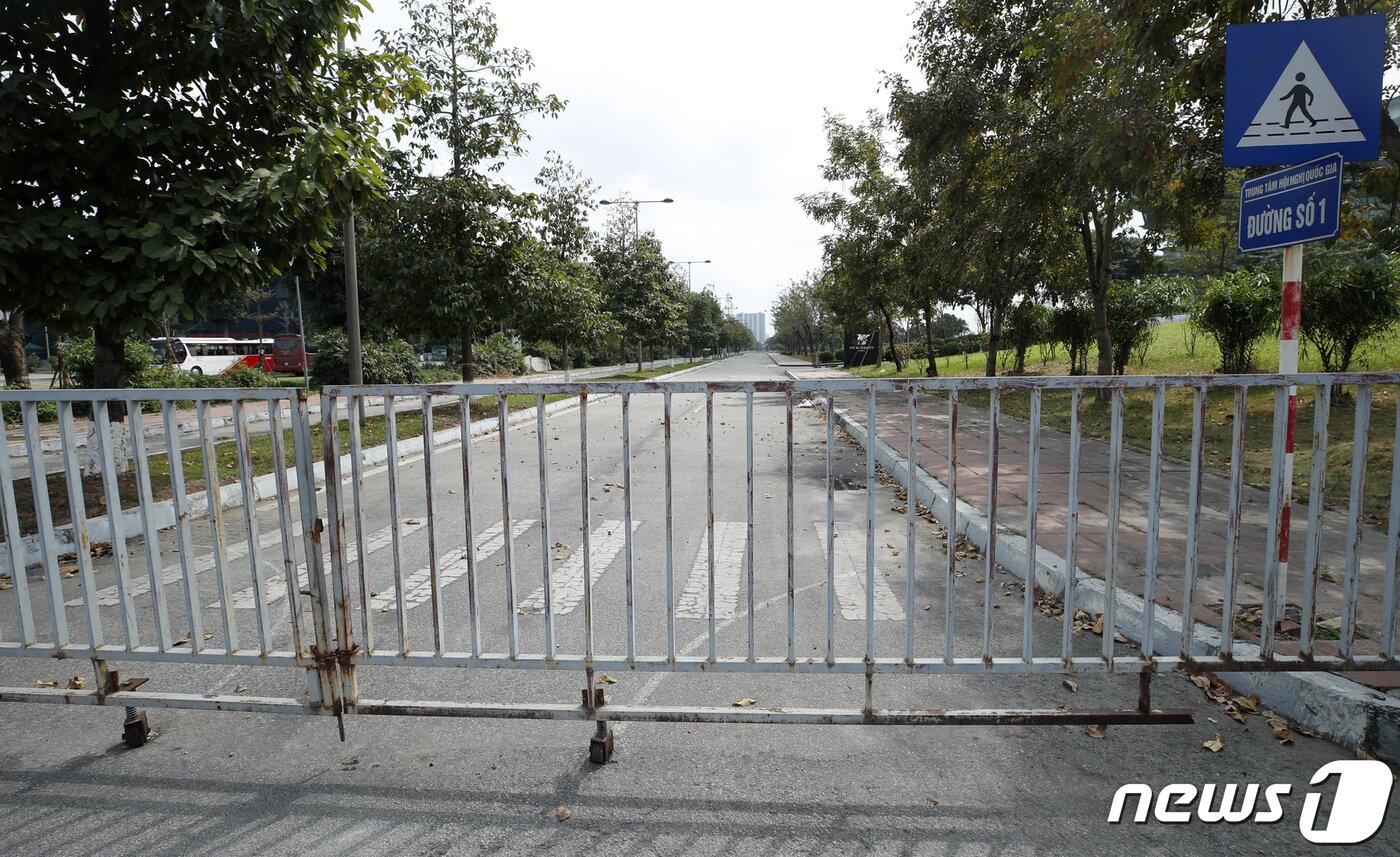 본문 이미지 - 제2차 북미정상회담이 약 열흘 앞으로 다가온 14일 베트남 하노이 국립컨벤션센터(NCC)로 가는 길목에 펜스가 쳐져 있다. 2019.2.14/뉴스1 ⓒ News1 안은나 기자