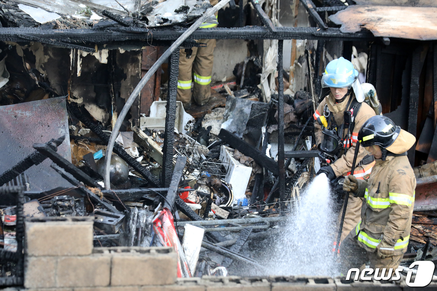 (서울=뉴스1) 황기선 기자 = 14일 오후 서울 중구 을지로 4가 인근 철물점에 화재가 발생해 소방대원들이 화재 진화 작업을 하고 있다. 2019.2.14/뉴스1