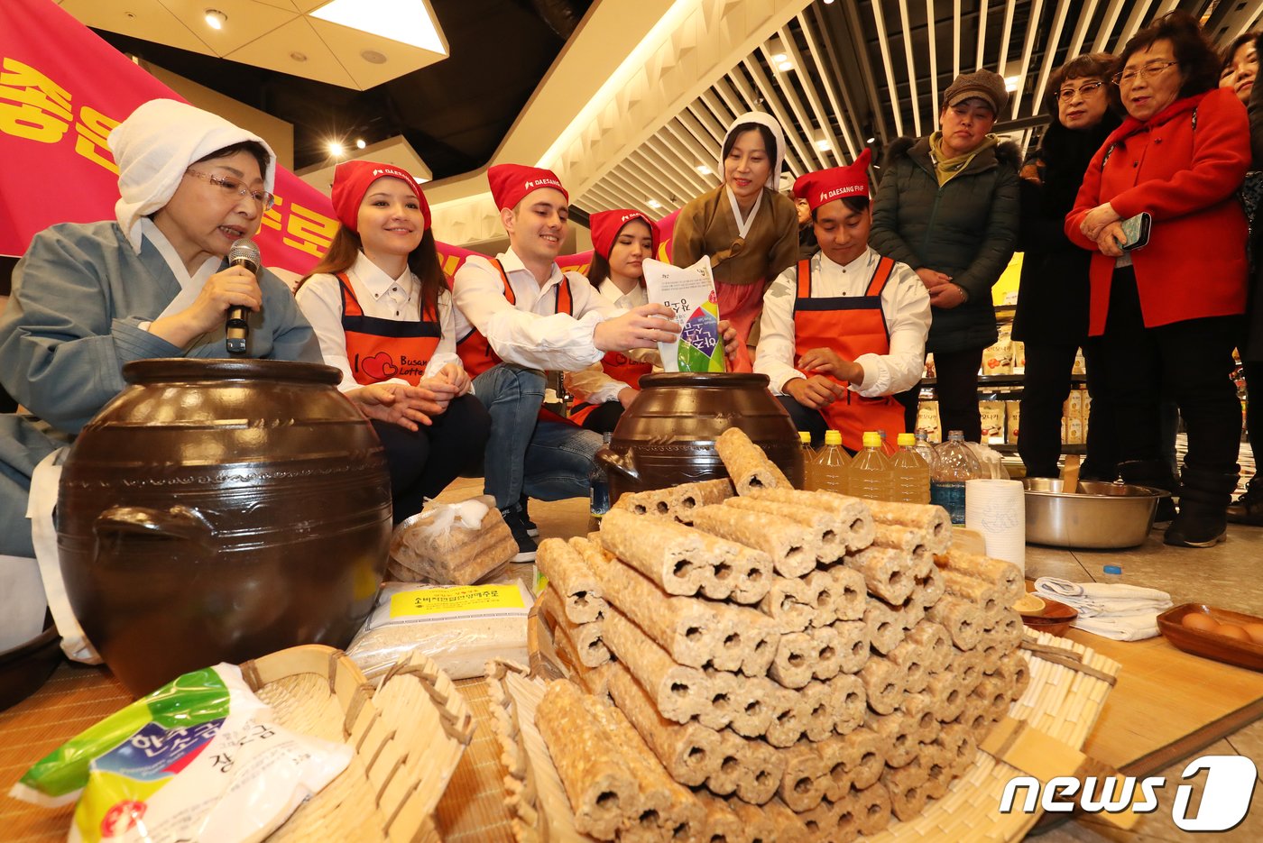 14일 오후 부산 부산진구 롯데백화점 부산본점 지하 2층 식품관에서 열린 &#39;전통 장 담그기&#39;행사에 참여한 외국인들이 장 담그기 시연을 하고 있다. 2019.2.14/뉴스1 ⓒ News1 여주연 기자