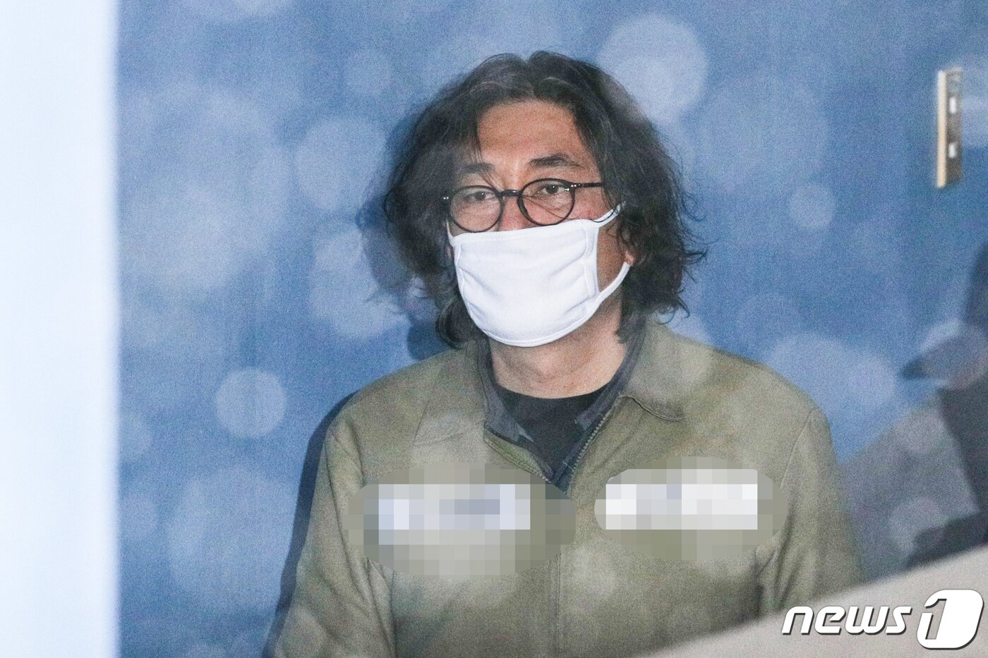 본문 이미지 - 이호진 전 태광그룹 회장이 15일 오전 서울 서초구 서울 고등법원에서 열린 특정경제범죄가중처벌등에관한법률위반(횡령)등 항소심 선고 공판에 출석하고 있다. 간암을 이유로 8년 가까이 병보석을 받은 이 전 회장은 음주, 흡연 의혹 제기로 작년 12월 다시 구속됐다. 2019.2.15/뉴스1 ⓒ News1 성동훈 기자