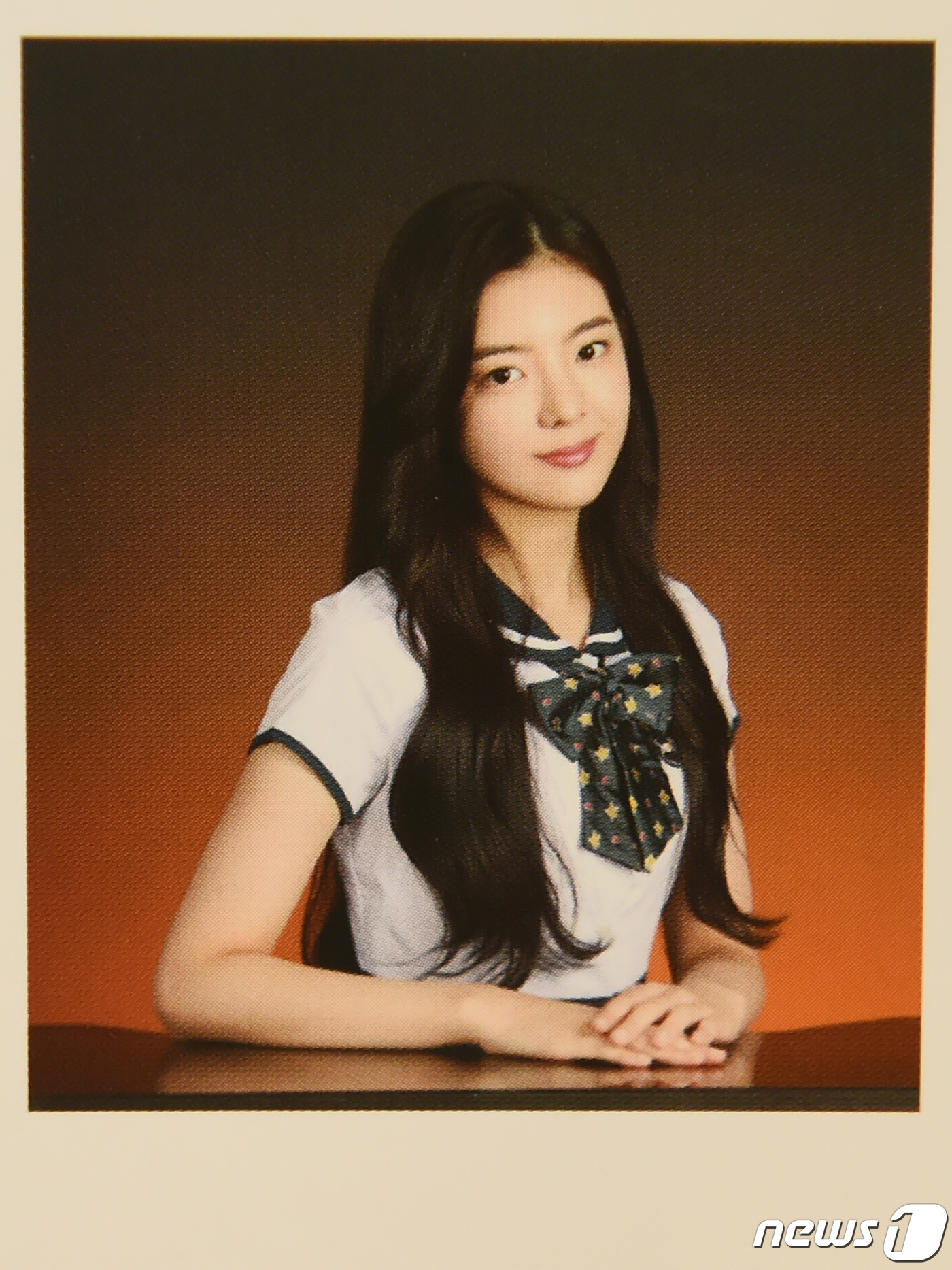 (서울=뉴스1) 권현진 기자 = 있지 리아가 15일 오전 서울 구로구 서울공연예술고등학교에서 열린 졸업식에서 졸업앨범을 공개했다. 2019.2.15/뉴스1